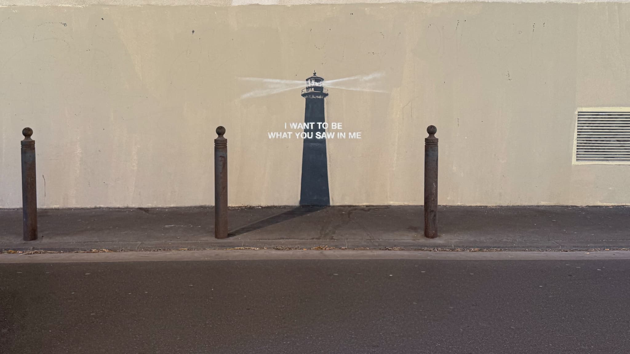 Une œuvre de banksy découverte à marseille près de la plage des catalans
