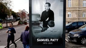 Une affiche rendant hommage à Samuel Paty, à Conflans-Sainte-Honorine (Yvelines).