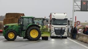 Des agriculteurs bloquent une autoroute, le 23 janvier 2024.