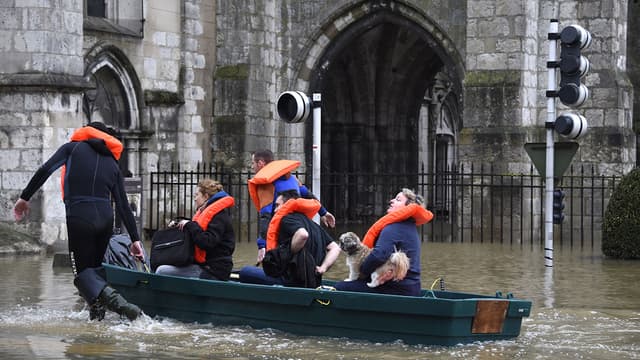A Nemours des habitants utilisent leur barque pour venir en aide aux sinistrés.