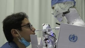Covid-19: en Égypte, un robot réalise des tests PCR