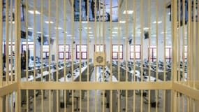 La salle d'audience du tribunal spécialement aménagé pour le procès de la 'Ndragheta, la plus puissante mafia italienne, vue depuis la cellule des accusés, le 15 décembre 2020 à Lamezia Terme