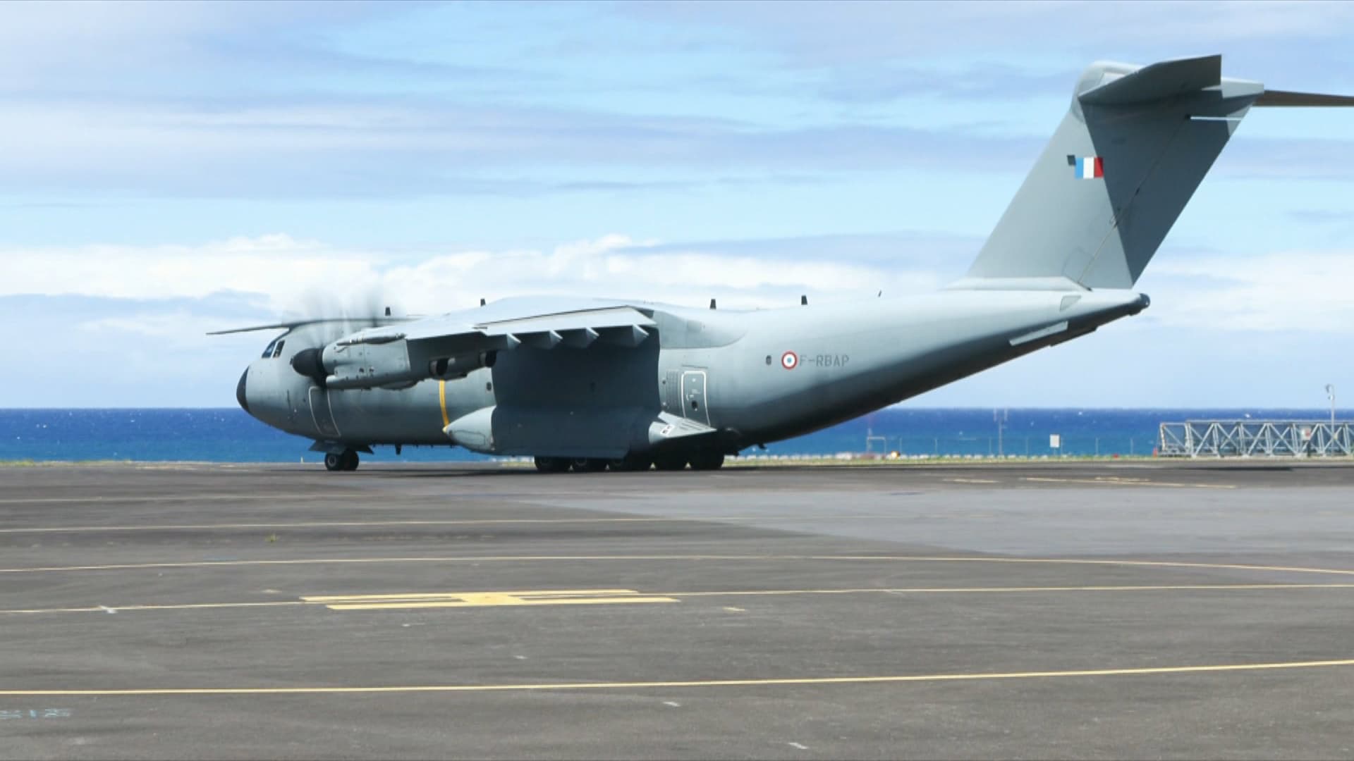 Un avion A400M décolle de Saint-Denis sur l'île de la Réunion en direction de Mayotte, le 16 décembre 2024, deux jours après le passage du cyclone Chido Un avion A400M décolle de Saint-Denis sur l'île de la Réunion en direction de Mayotte, le 16 décembre 2024, deux jours après le passage du cyclone Chido