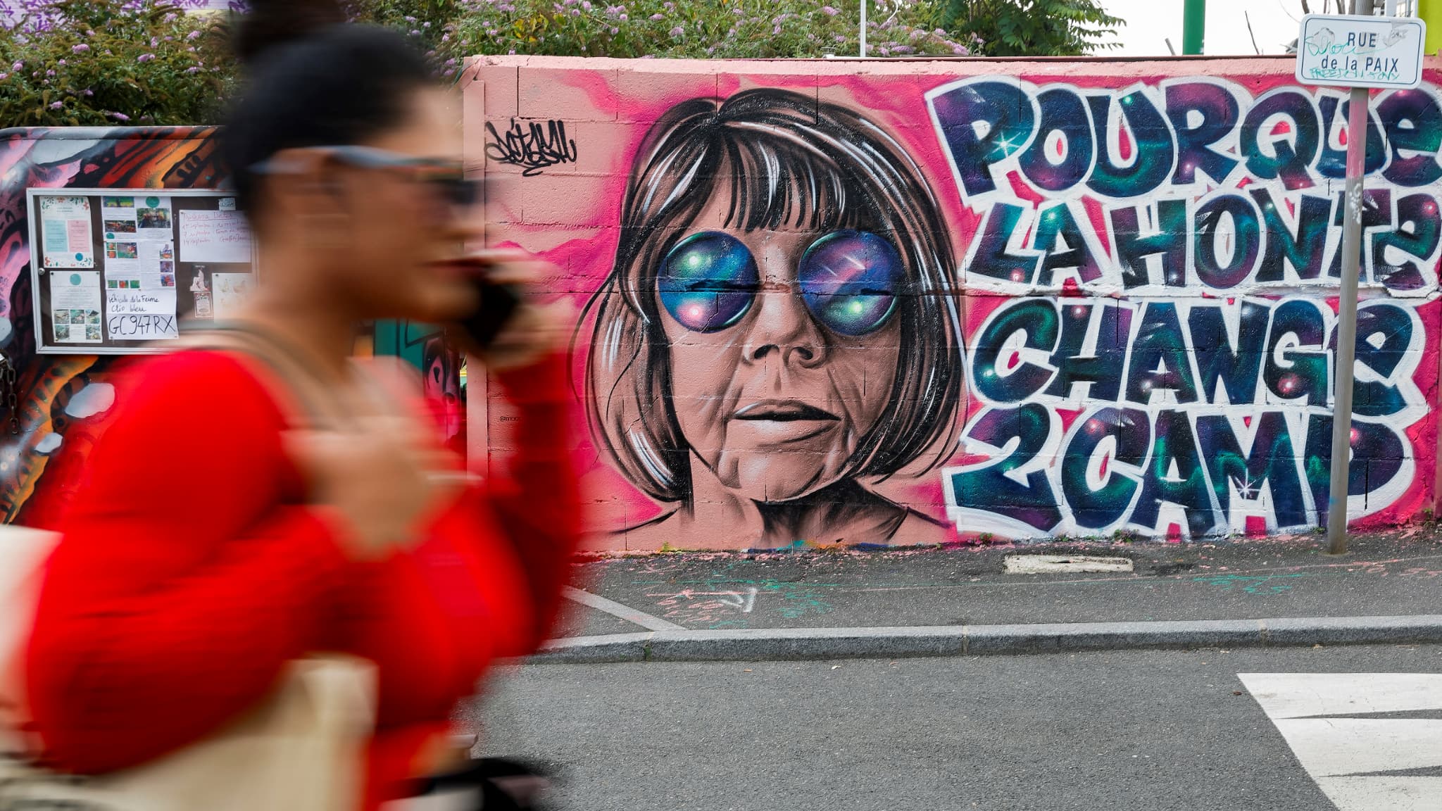 Une femme passe devant un graffiti de l'artiste Maca représentant Gisèle Pelicot à Gentilly (Val-de-Marne), le 21 septembre 2024. Une femme passe devant un graffiti de l'artiste Maca représentant Gisèle Pelicot à Gentilly (Val-de-Marne), le 21 septembre 2024.