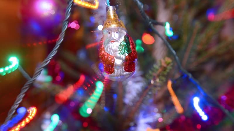 Un Père Noël accroché dans un sapin