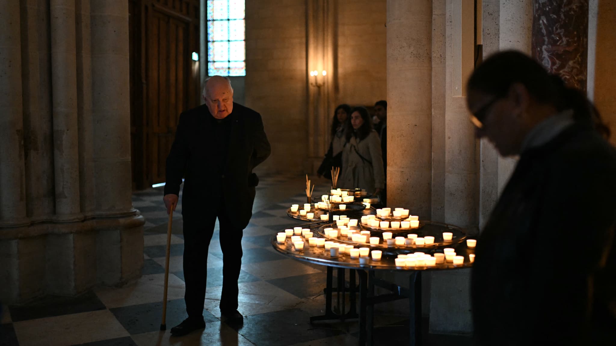 Des fidèles se recueillent dans la cathédrale Notre-Dame de Paris ce 21 avril 2025 après la mort du pape François à l'âge de 88 ans. Des fidèles se recueillent dans la cathédrale Notre-Dame de Paris ce 21 avril 2025 après la mort du pape François à l'âge de 88 ans.