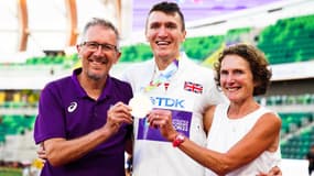 Jake Wightman sacré champion du monde du 1.500m sous les commentaires de son père (à gauche)