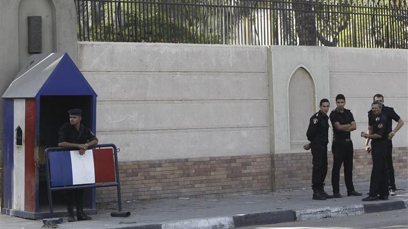 Devant l'ambassadde de France, au Caire. Les autorités françaises ont pris des mesures de sécurité pour leurs ressortissants expatriés dans vingt pays, où écoles et locaux diplomatiques seront fermés vendredi de crainte de violences liées à la publication