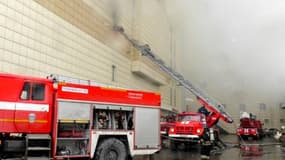 Photo obtenue auprès du Ministère de situations d'urgence russe le 25 mars 2018 montrant des camions de pompiers luttant contre un incendie dans un centre de commercial de Kemerovo, ville industrielle en Sibérie occidentale