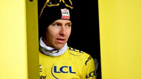 Tadej Pogacar en montant sur le podium du maillot jaune, 20e étape du Tour de France, 26 juillet 2025