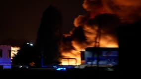 Les images impressionnantes des flammes et fumées s'échappant de l'usine Seveso de Rouen - Témoins BFMTV