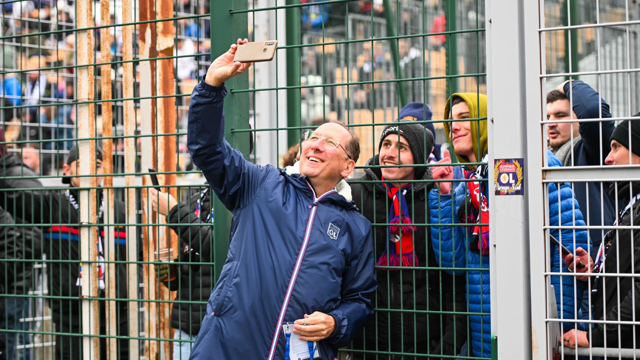 John Textor prend la pose avec des supporters de l'OL, 7 janvier 2024 John Textor prend la pose avec des supporters de l'OL, 7 janvier 2024