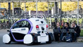 Des techniciens analysent les données issues d'un véhicule autonome en octobre 2016, dans une zone piétonne située à Milton Keynes, au nord de Londres.