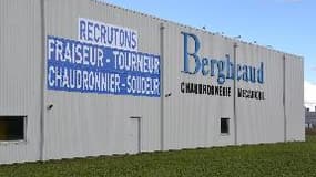 Une annonce géante sur la façade de l'usine, visible depuis l'autoroute