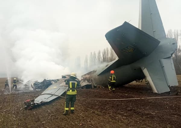Un avion militaire ukrainien s'est écrasé jeudi près de Kiev avec 14 personnes à bord