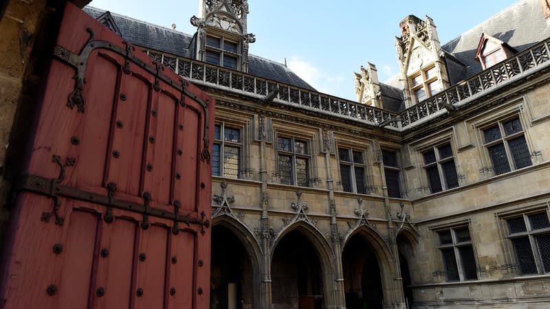 L'hôtel de Cluny, construit au XIIIe siècle, se situe dans le Ve arrondissement de Paris.