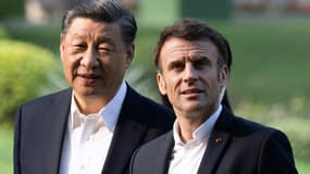 Les présidents chinois Xi Jinping et français Emmanuel Macron, le 7 avril 2023 à Canton, dans le sud de la Chine