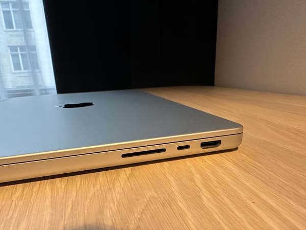 The MacBook Pro avec puce M2 Pro profite de multiples connectiques dont un lecteur de carte SD et un port HDMI.