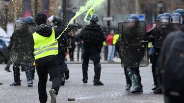 Un gilet jaune face aux CRS samedi à Paris.