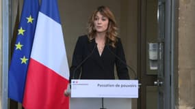 Maud Bregeon, porte-parole du gouvernement Barnier, le 23 septembre lors de la passation depouvoir avec Prisca Thévenot