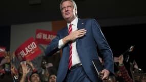 Le maire démocrate de New York Bill de Blasio a été facilement réélu et célèbre sa victoire avec ses supporters, le 7 novembre 2017