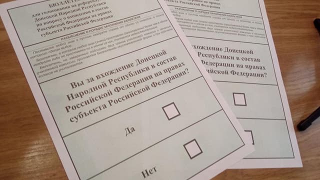 Les bulletins de vote distribués pour le référendum d'annexion dans la région de Donetsk, en Ukraine.