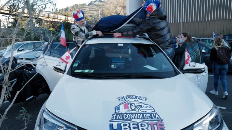 Des automobilistes se préparent à "rouler sur Paris" dans le cadre d'une action baptisée "convois de la liberté", le 9 février 2022 à Nice