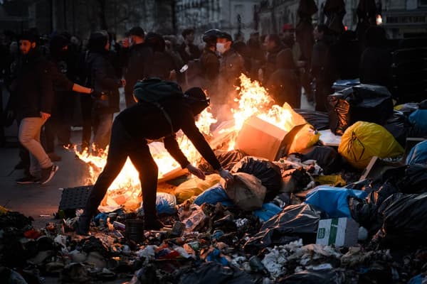 Un incendie lors d'une manifestation organisée à Nantes, le 16 mars 2023 