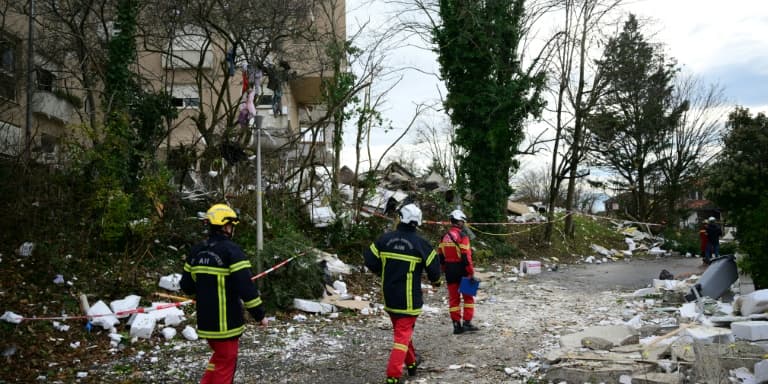 Des pompiers sur les lieux d'une explosion dans un immeuble résidentiel à Trévoux, dans l'Ain, le 16 décembre 2025 