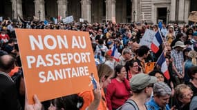 Manifestation anti-pass: nouvelles enquêtes ouvertes sur des pancartes considérées comme antisémites
