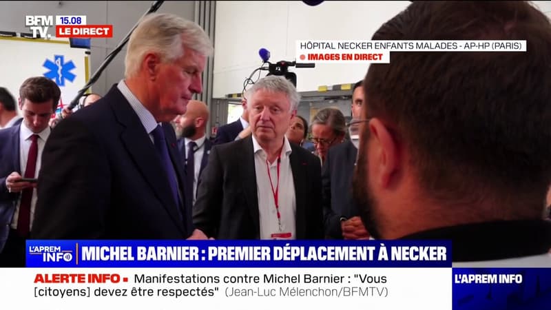 Michel Barnier échange avec des ambulanciers et infirmiers de l'hôpital Necker à Paris pour son premier déplacement officiel