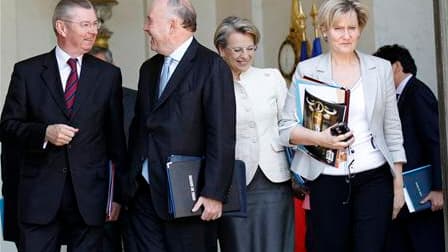 Sortie du conseil des ministres à l'Elysée. A la question d'une éventuelle baisse du salaire des membres du gouvernement, 84% des Français estiment que cela serait "une bonne chose", indique un sondage de l'Ifop à paraître dans Sud-Ouest Dimanche. /Photo