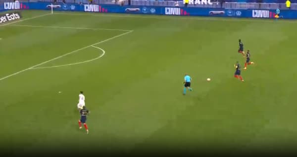 Théo Hernandez passe le ballon vers l'axe où Kylian Mbappé, Christopher Nkunku et Ousmane Dembélé ont un boulevard vers le but (France-Grèce: 1-0, 19 juin 2023) Théo Hernandez passe le ballon vers l'axe où Kylian Mbappé, Christopher Nkunku et Ousmane Dembélé ont un boulevard vers le but (France-Grèce: 1-0, 19 juin 2023)
