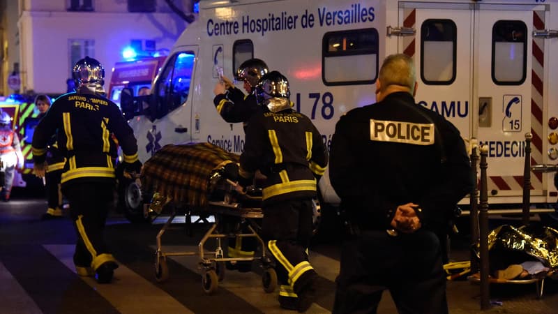 Les pompiers interviennent près du Bataclan pour évacuer les blessés, au soir des attaques terroristes du 13 novembre 2015.