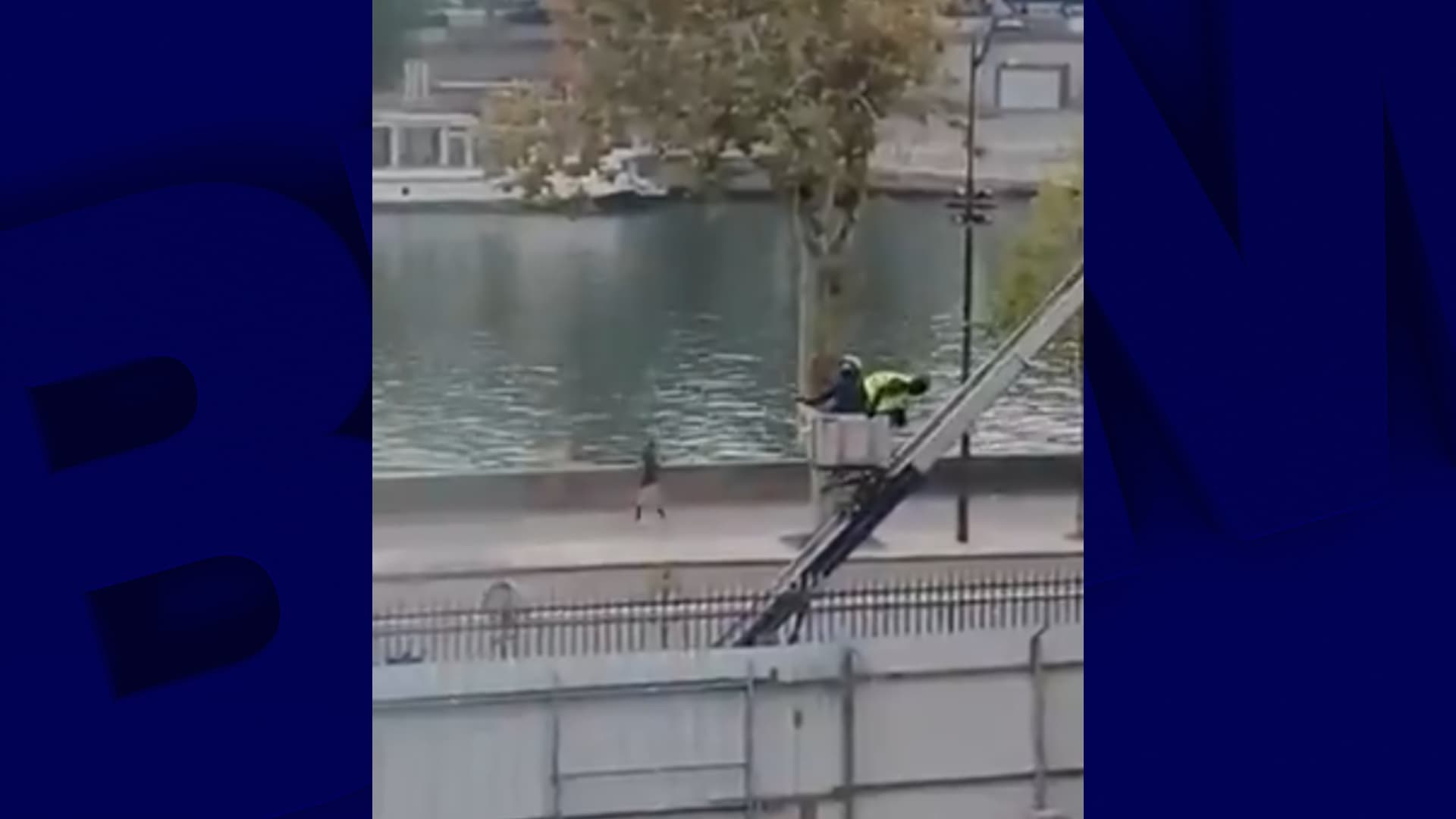 Cambriolage au Louvre: les images des voleurs quittant le musée avec un monte-charge