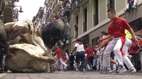 Lâcher de taureaux dans les rues de Pampelune en Espagne le 8 juillet 2000.
