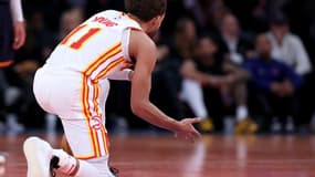 Trae Young chambre le Madison Square Garden en mimant des lancers de dés lors de la victoire d'Atlanta à New York (108-100, NBA Cup), le 11 décembre 2024