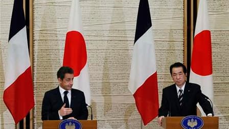 Nicolas Sarkozy aux côtés du Premier ministre japonais Naoto Kan. En visite express au Japon pour manifester la solidarité du G20 avec l'archipel, le chef de l'Etat a appelé de ses voeux l'adoption d'ici fin 2011 de nouvelles normes internationales en mat