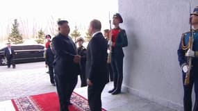 La première poignée de main entre Vladimir Poutine et Kim Jong-Un à Vladivostok 