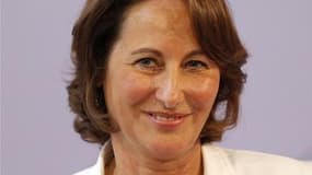 Ségolène Royal passe à l'offensive en égratignant dans les colonnes du Figaro ses deux principaux rivaux pour la primaire socialiste en vue de l'élection présidentielle de 2012 en France, François Hollande et Martine Aubry. /Photo prise le 27 juillet 2011