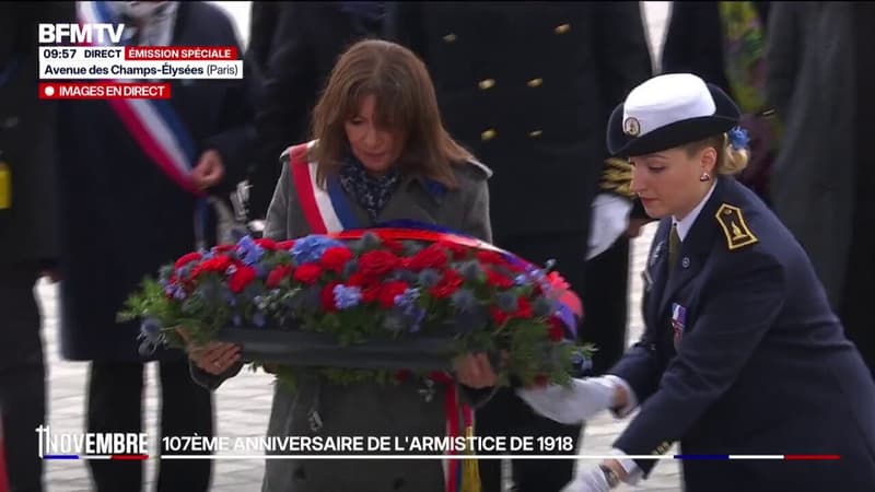 Commémorations du 11-Novembre: Anne Hidalgo, maire de Paris, dépose une gerbe de fleurs sur la tombe du Soldat inconnu