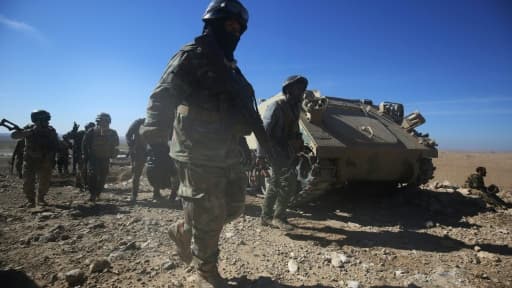 Les forces irakiennes progressent vers le village de Sheikh Younis le 19 février 2017 au sud de Mossoul Les forces irakiennes progressent vers le village de Sheikh Younis le 19 février 2017 au sud de Mossoul