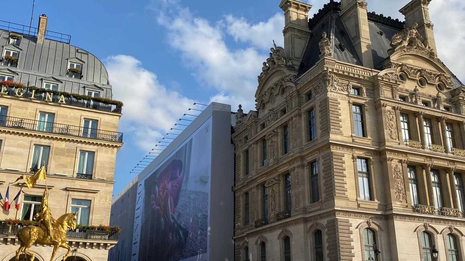 Une bâche publicitaire, installée sur l'une des devanture du Carrousel du Louvre à Paris, le 30 septembre 2023. Une bâche publicitaire, installée sur l'une des devanture du Carrousel du Louvre à Paris, le 30 septembre 2023.