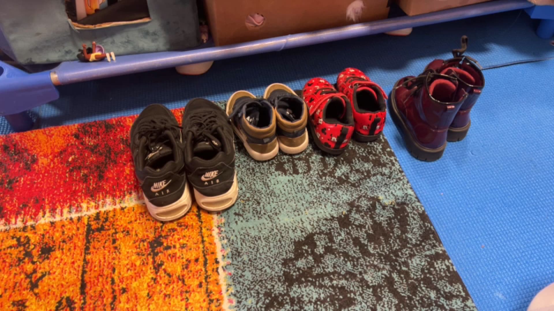 Des chaussures d'enfants sans abri à Lyon, en février 2025, alors que les associations alertent sur un "chiffre record" référencé.