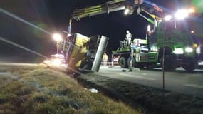 Une pelleteuse s'est renversée de son porte-char sur la RD994 entre La Freissinouse et la Roche-des-Arnauds (Hautes-Alpes) le mardi 4 mars