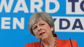 La Première ministre britannique Theresa May à Gresford, dans les pays de Galles, le 22 mai 2017