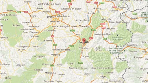 A Grenoble, trois pères divorcés sont perchés en haut d'une cheminée d'usine.
