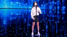 Célia Salloum alias Lécya, sur la scène de la 10e saison de The Voice Kids sur TF1 pour les auditions à l'aveugle diffusées le 24 août 2024.