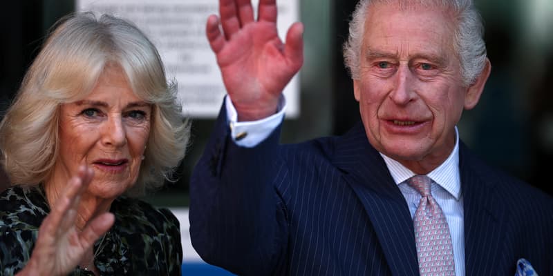 Le roi Charles III et son épouse la reine Camilla le 30 avril 2024 lors d'une visite du University College Hospital Macmillan Cancer Centre à Londres