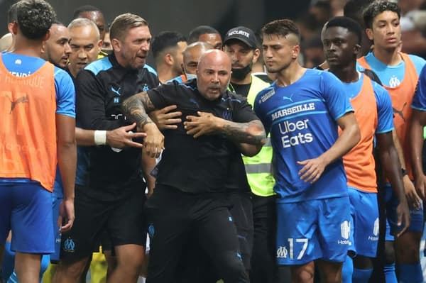 L'entraîneur de Marseille Jorge Sampaoli maîtrisé par ses joueurs et membres du staff après des incidents au stade Allianz Riviera de Nice, le 22 août 2021.